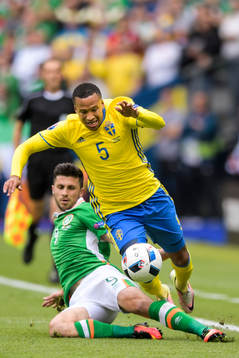 Sveriges Martin Olsson tacklas av Irlands Shane Long i