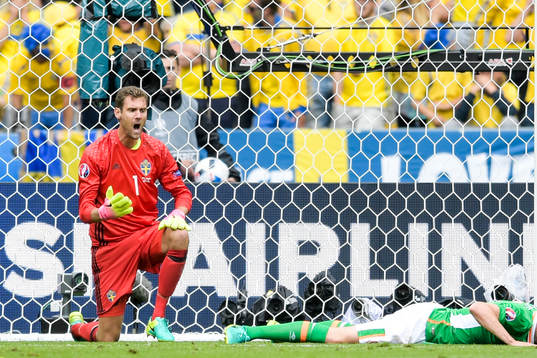 Sveriges målvakt Andreas Isaksson reagerar i