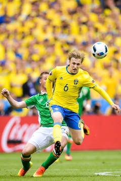 Sveriges Emil Forsberg tar sig förbi Irlands James