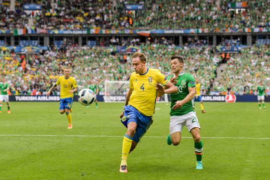 Sveriges Andreas Granqvist och Irlands Wes Hoolahan i