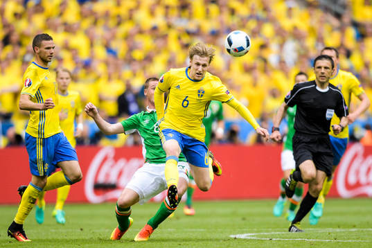 Sveriges Oscar Lewicki tar sig förbi Irlands James