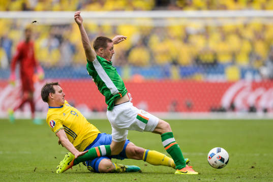 Sveriges Kim Källström och Irlands James McCarthy i