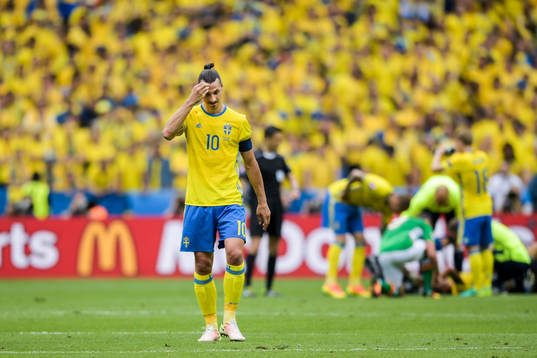 Sveriges Zlatan Ibrahimovic deppar i fotbollsmatchen mellan