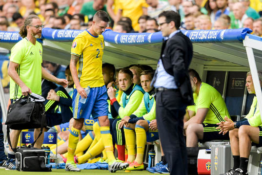 Sveriges Mikael Lustig lämnar planen skadad i