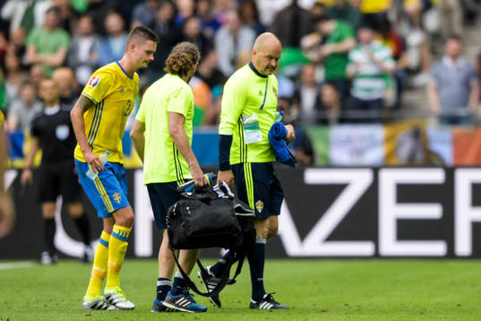 Sveriges Mikael Lustig tvingas lämna planen skadad i