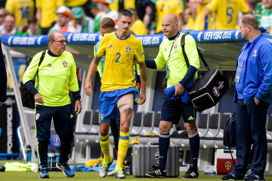Sveriges Mikael Lustig tvingas lämna planen skadad i