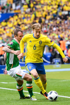 Sveriges Emil Forsberg och Irlands Glenn Whelan i