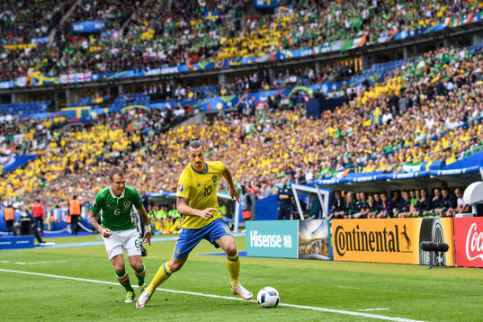 Sveriges Zlatan Ibrahimovic och Irlands Glenn Whelan i
