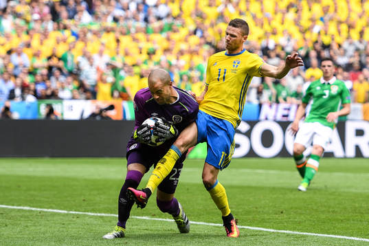 Sveriges Marcus Berg mot Irlands målvakt Darren Randolph i