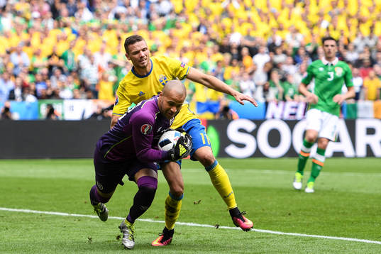 Sveriges Marcus Berg mot Irlands målvakt Darren Randolph i