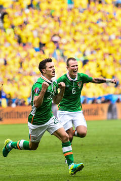 Irlands Wes Hoolahan och Glenn Whelan jublar