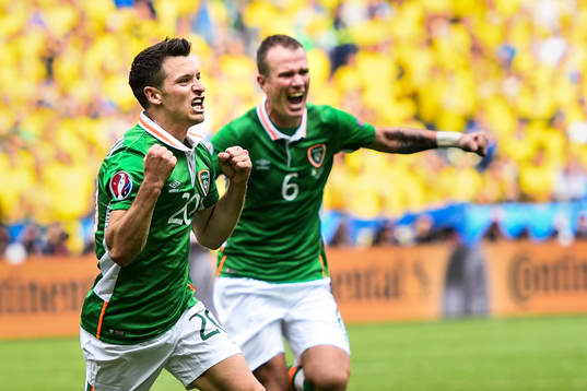 Irlands Wes Hoolahan och Glenn Whelan jublar