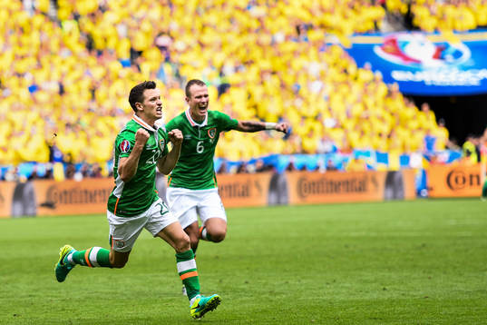 Irlands Wes Hoolahan och Glenn Whelan jublar