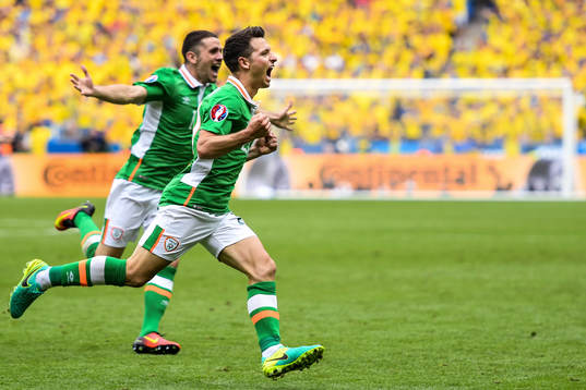 Irlands Wes Hoolahan jublar