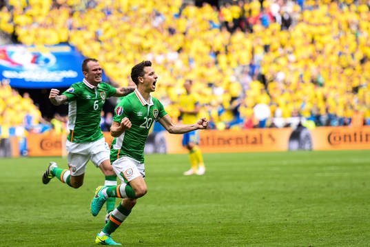 Irlands Wes Hoolahan jublar