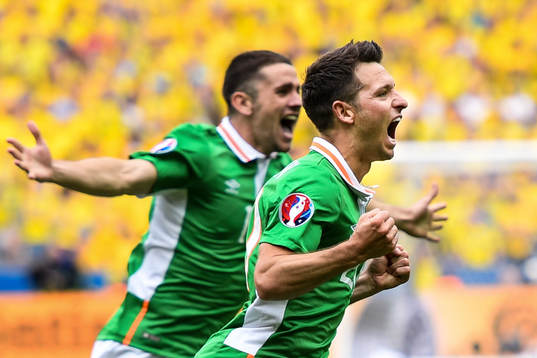 Irlands Wes Hoolahan jublar