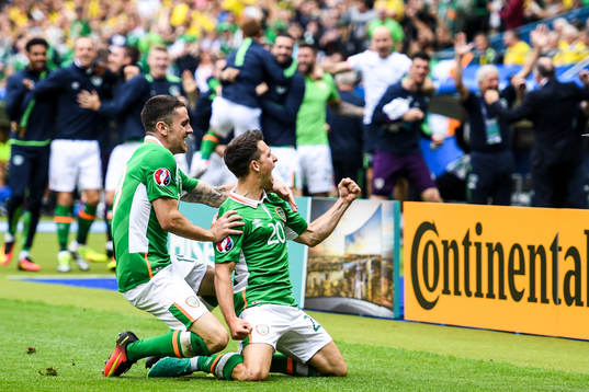 Irlands Wes Hoolahan jublar