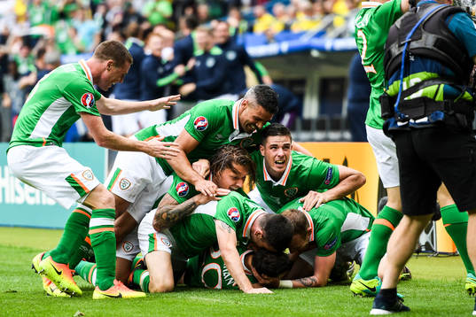 Irlands spelare jublar