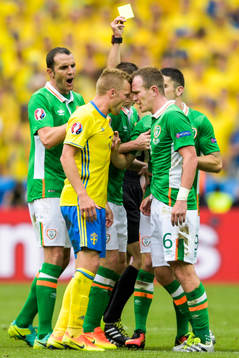 Irriterat mellan Sveriges Sebastian Larsson och Irlands