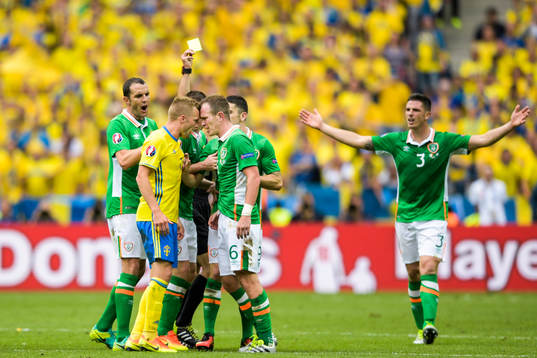 Irriterat mellan Sveriges Sebastian Larsson och Irlands