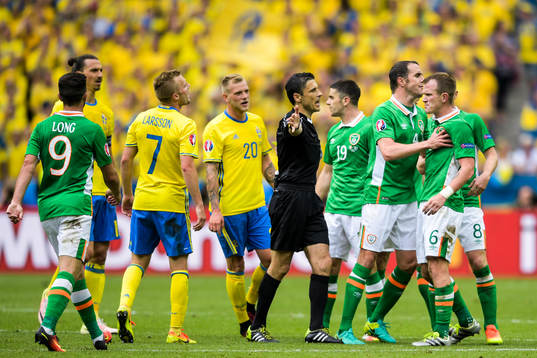 Irriterat mellan Sveriges Sebastian Larsson och Irlands