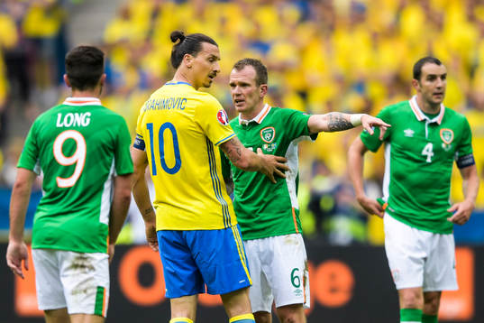 Sveriges Zlatan Ibrahimovic och Irlands Glenn Whelan i