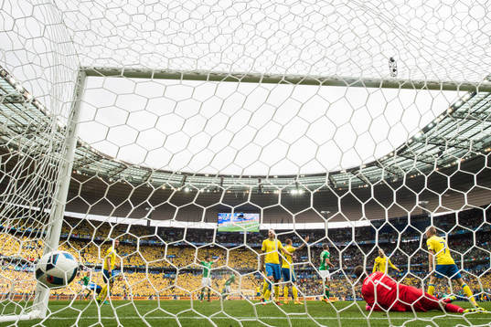 Sveriges målvakt Andreas Isaksson släpper in 1-0 målet