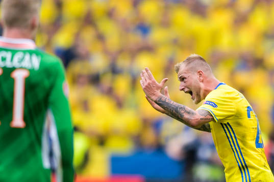 Sveriges John Guidetti eldar på i fotbollsmatchen mellan