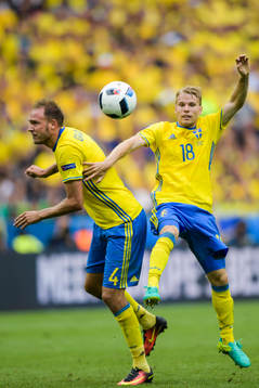 Sveriges Andreas Granqvist och Oscar Lewicki i