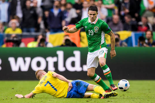 Sveriges Sebastian Larsson och Irlands Robbie Brady i