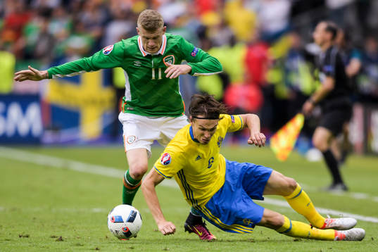 Irlands James McClean och Sveriges Albin Ekdal i