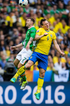 Irlands Aiden McGeady och Sveriges Kim Källström i