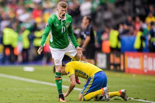 Irlands James McClean skriker på Sveriges Albin Ekdal i