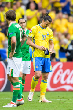 Sveriges Zlatan Ibrahimovic deppar i fotbollsmatchen mellan