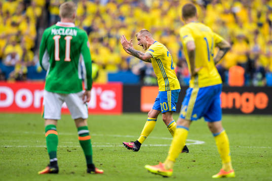 Sveriges John Guidetti eldar på i fotbollsmatchen mellan