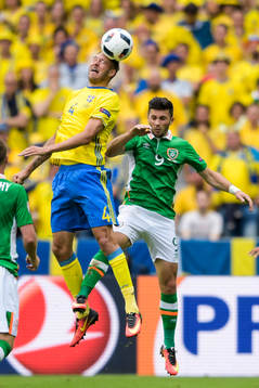 Sveriges Andreas Granqvist och Irlands Shane Long i