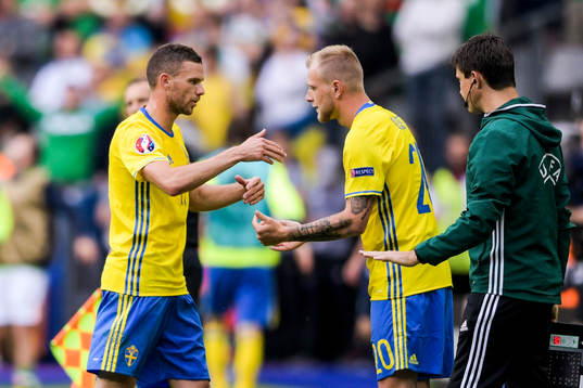 Sveriges Marcus Berg byts ut till förmån för John