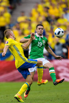 Sveriges Sebastian Larsson och Robbie Brady i