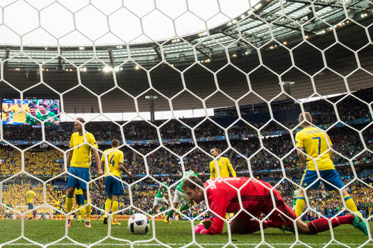 Sveriges Andreas Granqvist och målvakt Andreas Isaksson