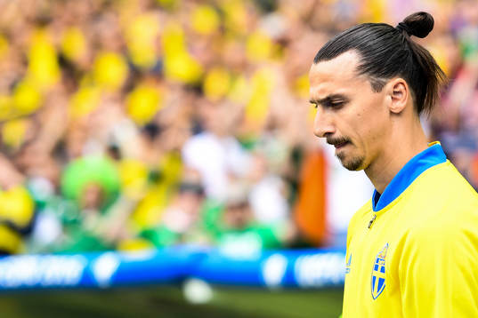 Sveriges Zlatan Ibrahimovic gör entré i fotbollsmatchen
