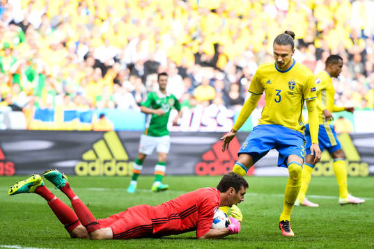 Sveriges målvakt Andreas Isaksson och Erik Johansson i