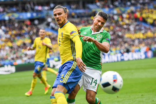 Sveriges Erik Johansson och Irlands Jon Walters i
