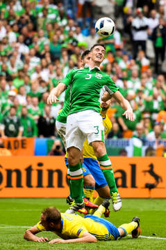 Irlands Ciaran Clark och Sveriges liggande Andreas
