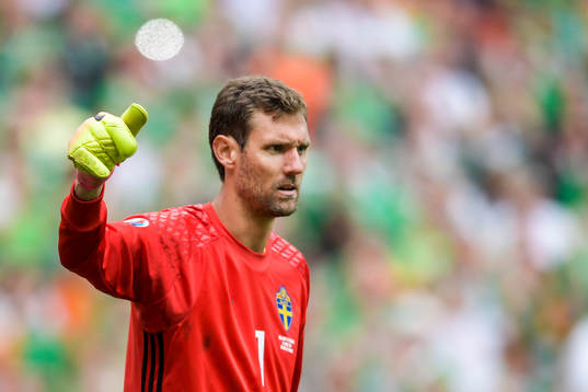 Sveriges målvakt Andreas Isaksson i fotbollsmatchen mellan