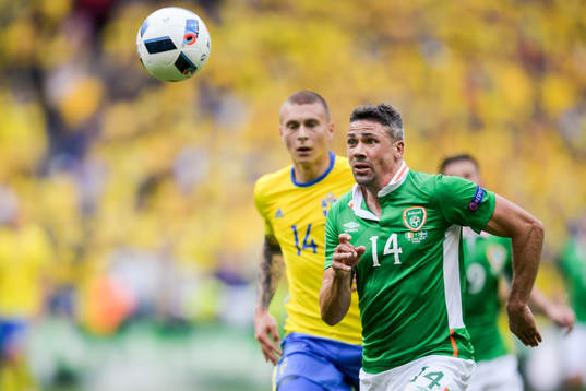 Irlands Jon Walters jagad av Sveriges Victor Nilsson