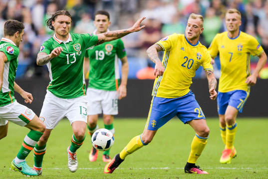 Irlands Jeff Hendrick och Sveriges John Guidetti i