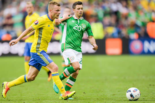 Sveriges Sebastian Larsson och Irlands Wes Hoolahan i
