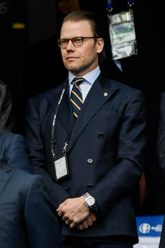Prins Daniel på läktaren i fotbollsmatchen mellan Irland