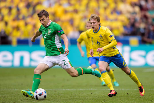 Irlands Seamus Coleman och Sveriges Emil Forsberg i