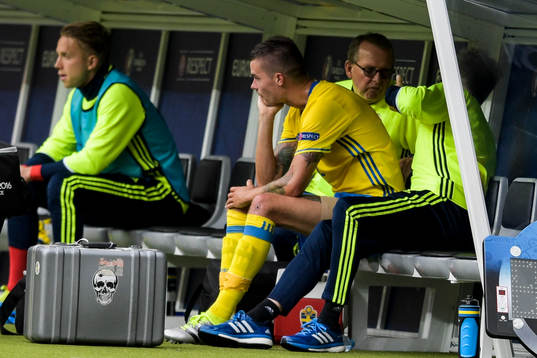 Sveriges Mikael Lustig tvingades utgå skadad och deppar